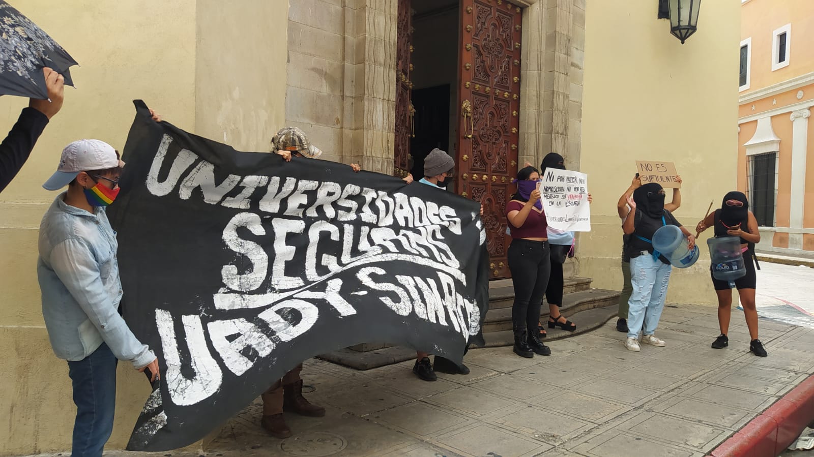 Exigen destitución de maestro de Facultad de Economía de la UADY